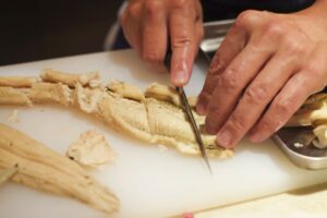 和包丁の引いて切る技法とは？繊細な食材の美しい仕上げ方